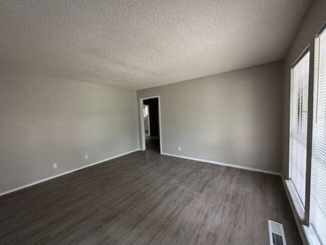 Building Photo - 2301 S Chestnut Ave