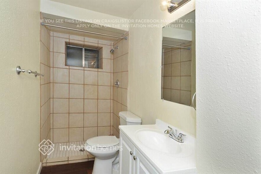 Building Photo - 1530 S Salida Way