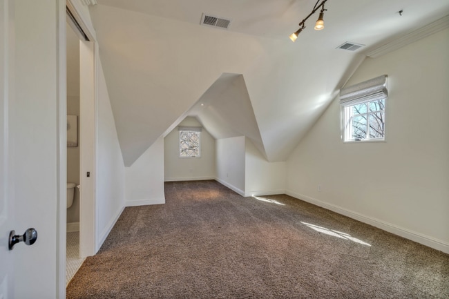 Building Photo - 1127 Glendale Ln