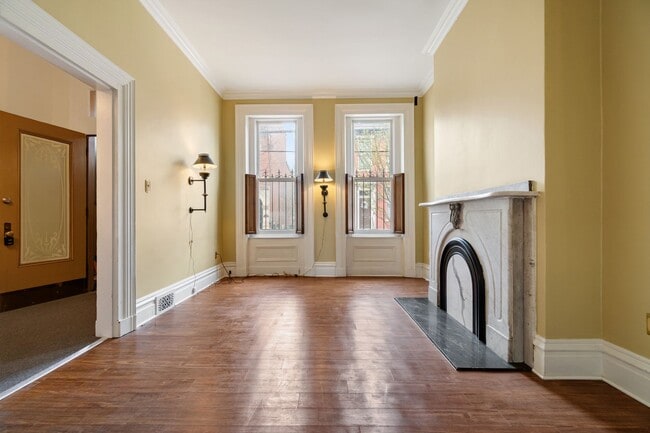 Building Photo - Charming - Manchester Home