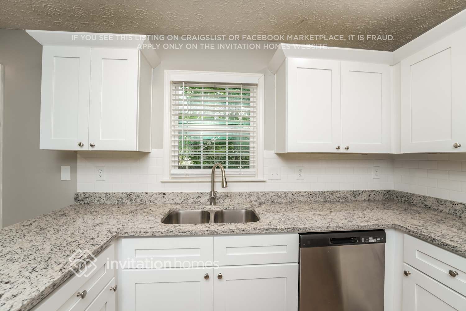 Building Photo - 2215 Valley Wood Dr