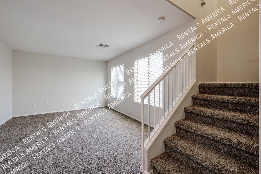 Building Photo - 9233 E Neville Ave