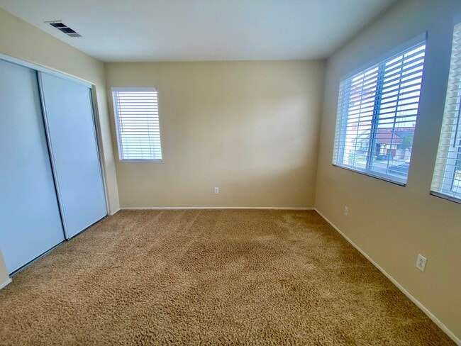 Building Photo - Extremely spacious four bedroom With Oxnard home