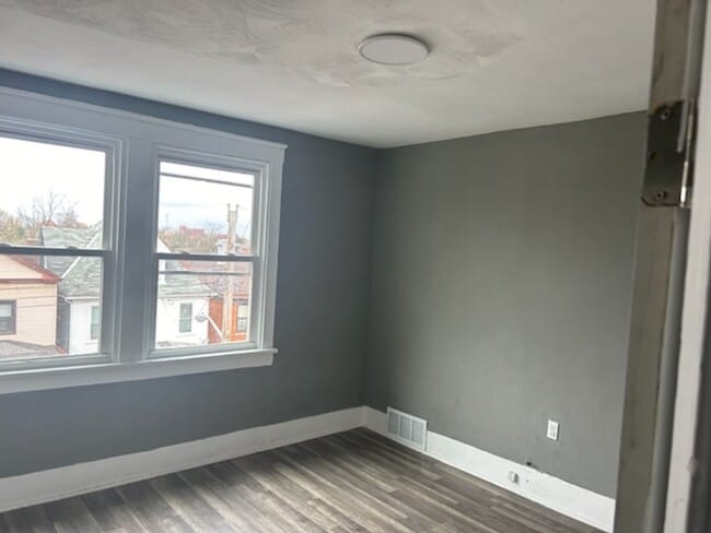 Building Photo - Spacious 3 bedroom apartment for rent in Brentwood