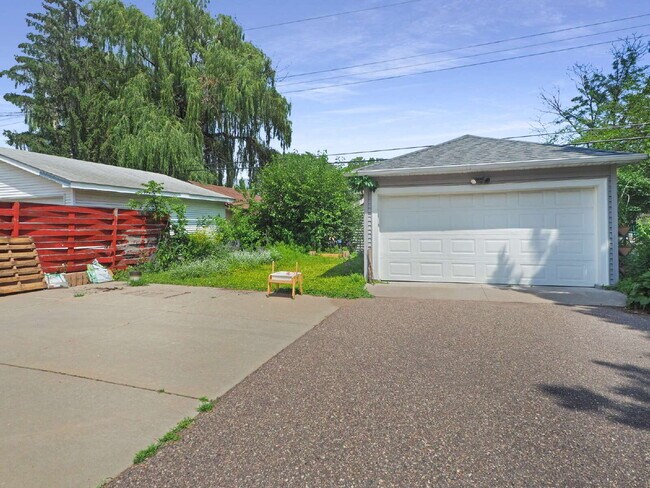 Building Photo - Charming 3 bedroom home in Uptown. Pets Welcome!