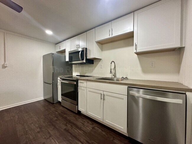 Building Photo - 5640 US-41