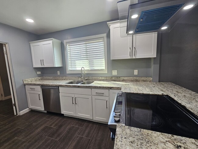 Building Photo - Charming Home 3 bedrooms 1 bath Large Yard.