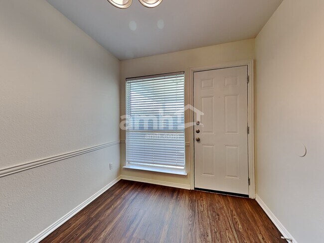 Building Photo - 221 Willow Creek Dr