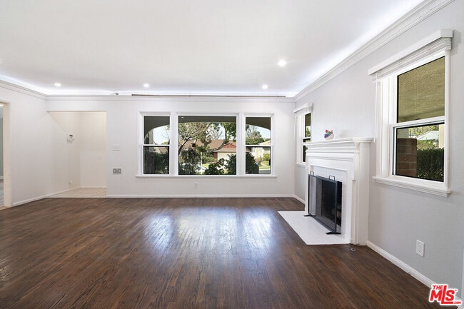 Building Photo - 414 University Ave