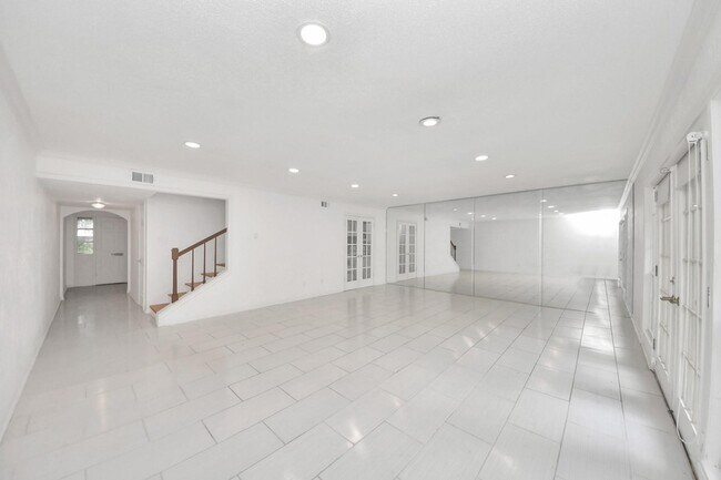 Building Photo - 832 Wax Myrtle Ln