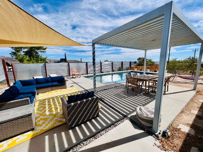 Building Photo - Charming 3 Bedroom House with Pool in Friendly Hills, Joshua Tree
