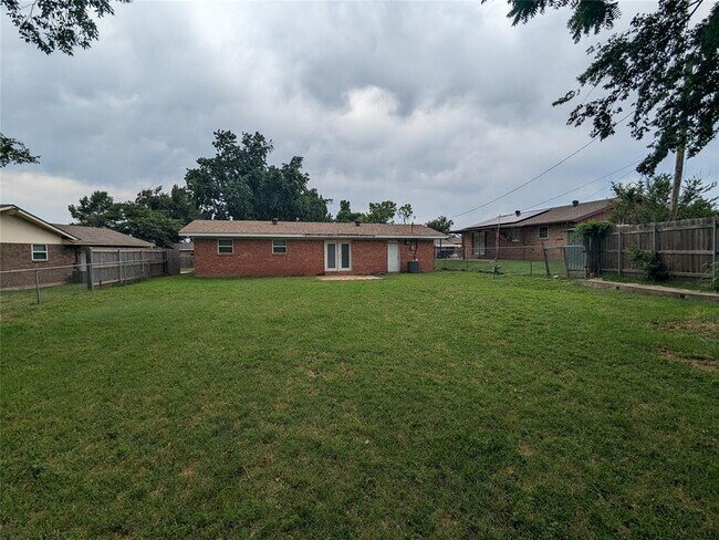 Building Photo - 1404 Heather Ln