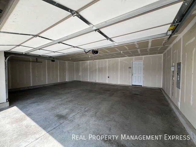 Building Photo - 3 Bedroom 2.5 Bathroom Townhome