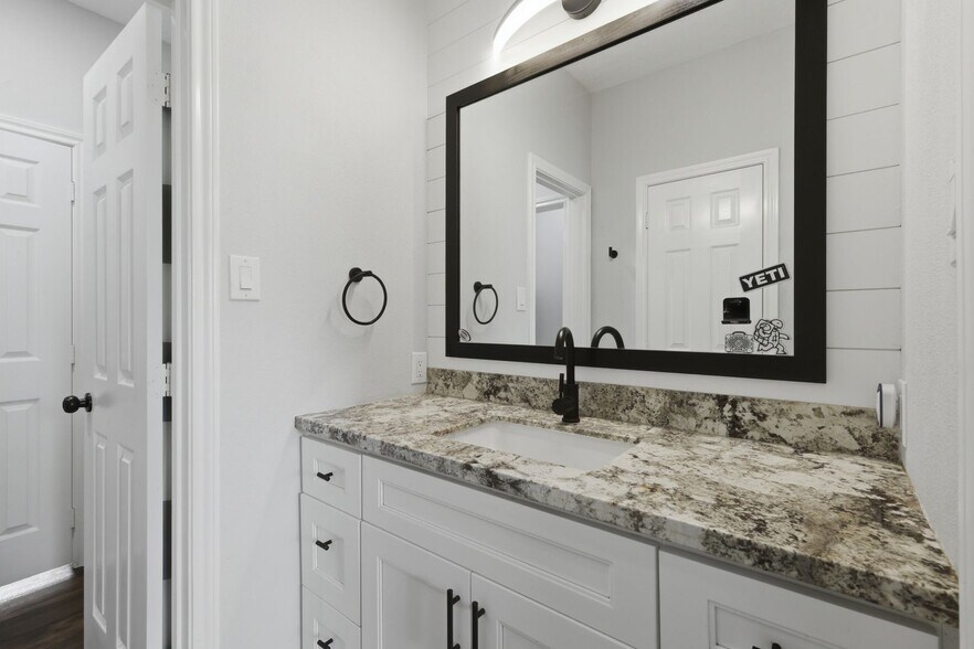 Building Photo - Remodeled 3 Bed Townhome
