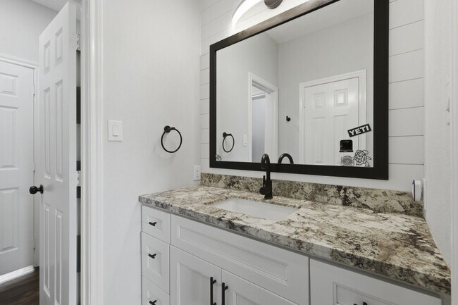 Building Photo - 239 Navarro Dr