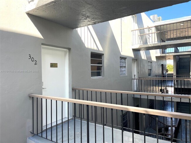 Building Photo - 1035 W 77th St