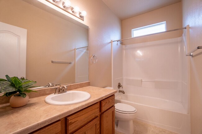 Building Photo - Move in ready home on Kettle Drum