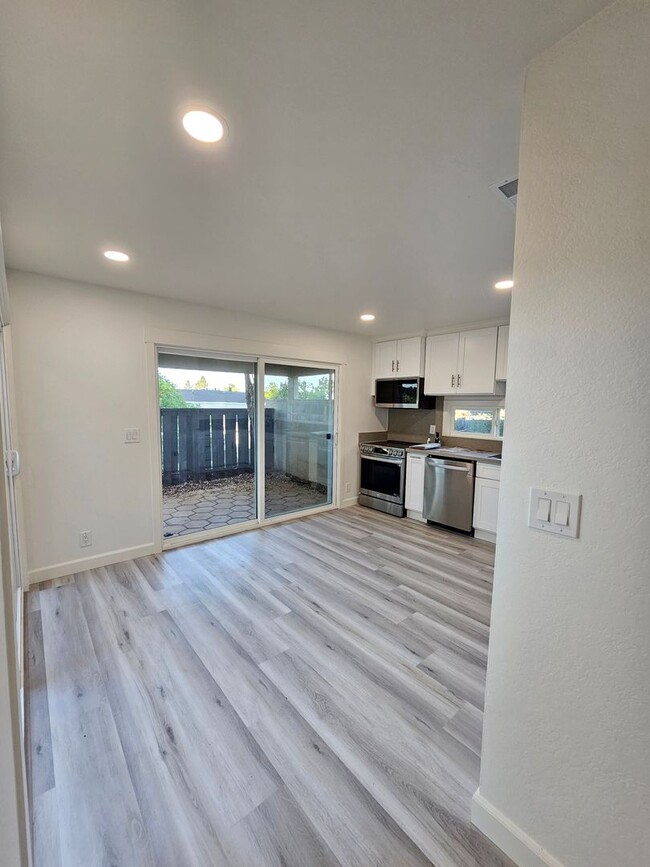 Building Photo - Gorgeous COMLETELY RENOVATED 3 Bed/2.5 Bat...