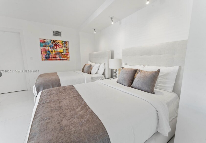 Building Photo - 7504 W Treasure Dr