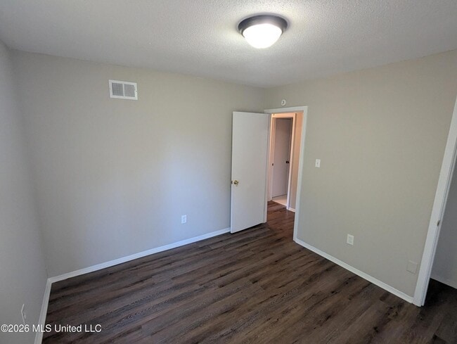 Building Photo - 2705 Magnolia Dr