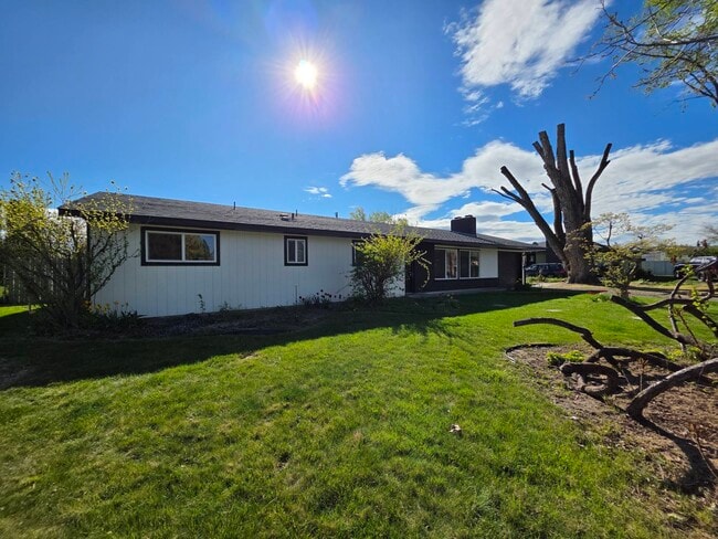 Building Photo - 1601 S Yelm St