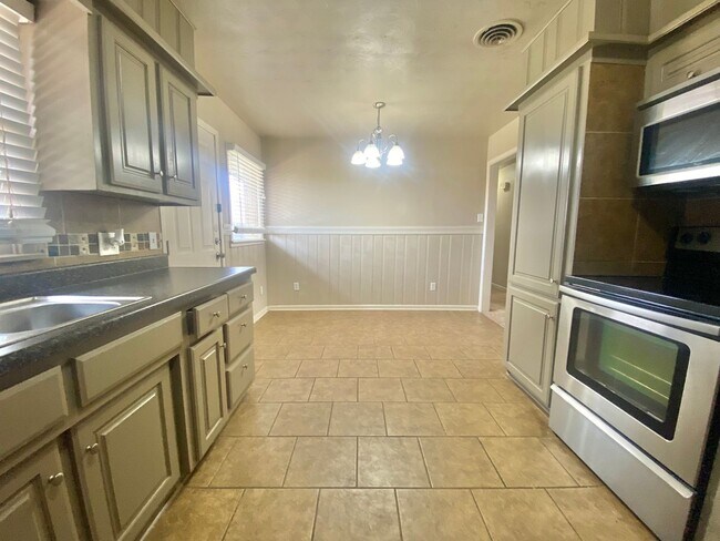 Building Photo - Great 3 bed 2bath 1 car garage now available