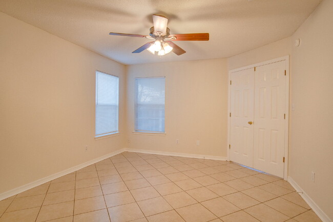 Building Photo - 3/2 Home in Pensacola, Close to Beaches an...