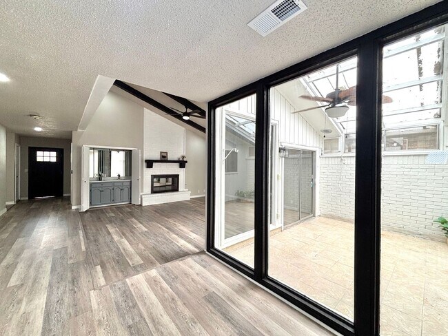 Building Photo - Windcrest Beauty for Rent!