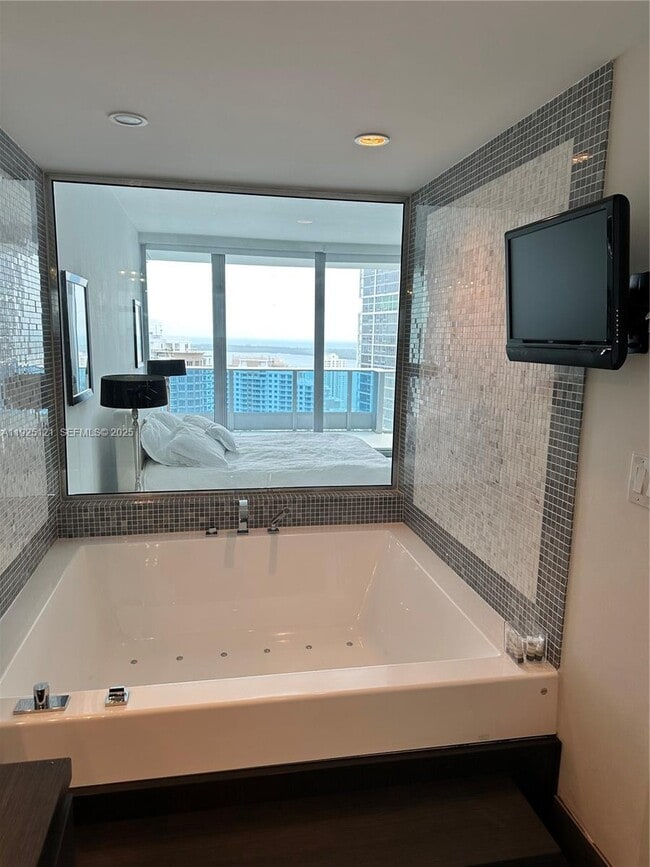 Building Photo - 200 Biscayne Blvd Way