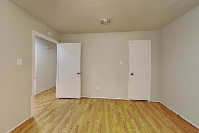 Building Photo - 20 Early Dawn Ct