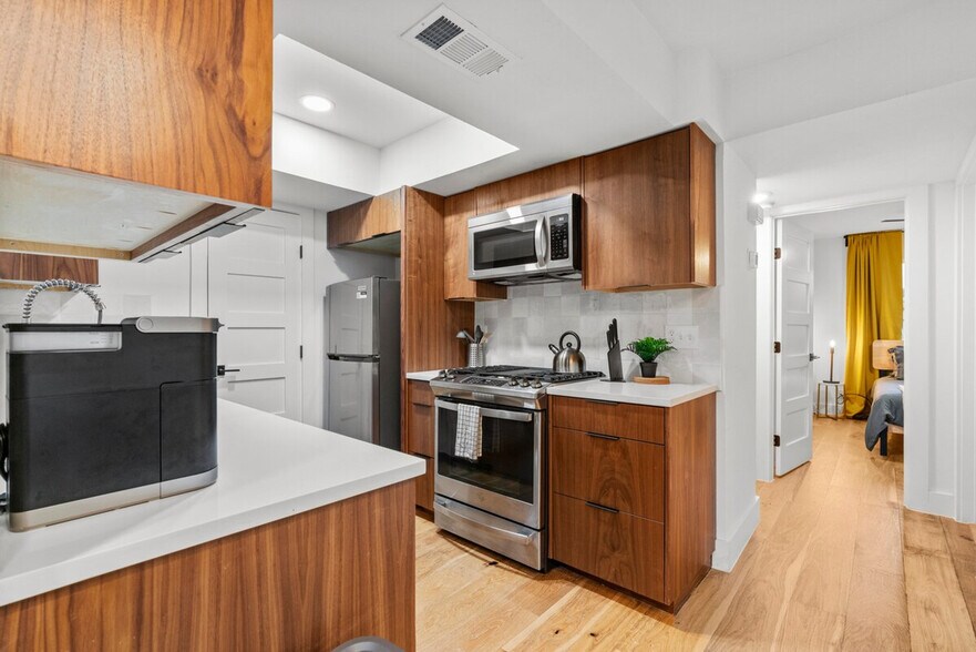 Building Photo - 2104 Lamplight Village Cir