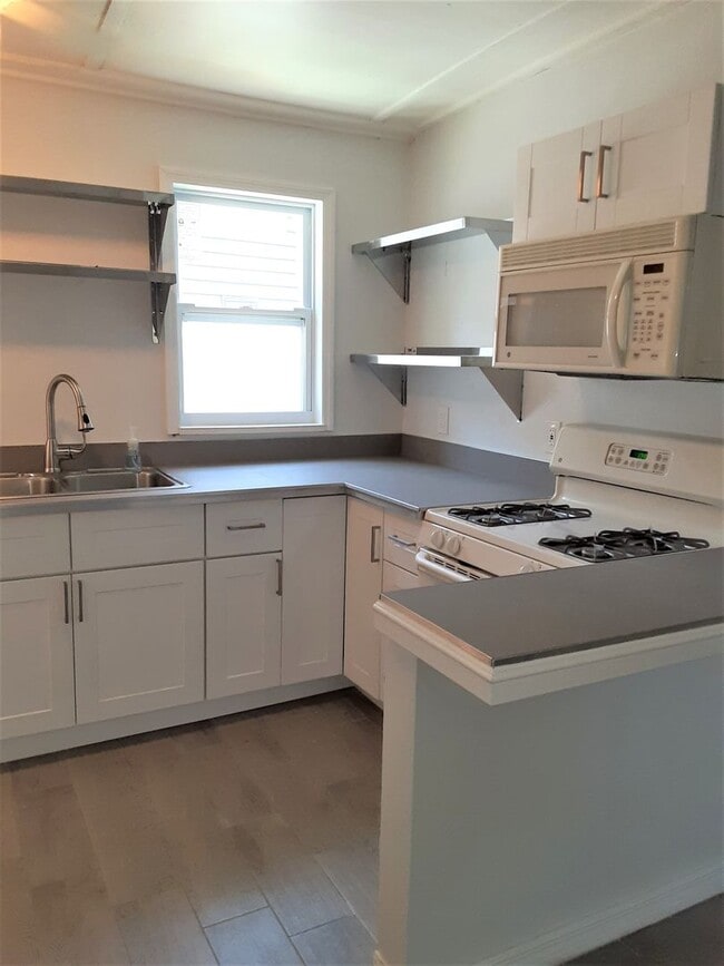 Building Photo - Just leased-Annual unfurnished 2/1 SFH wit...