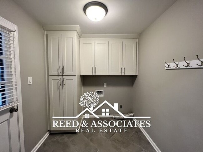 Building Photo - Renovated Collierville Home!