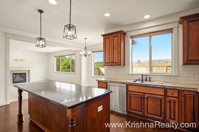 Building Photo - Stunning 4 BD* 2.5 BA* Single Family Home ...