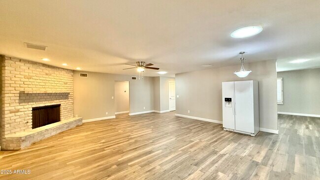 Building Photo - 2502 E Sahuaro Dr