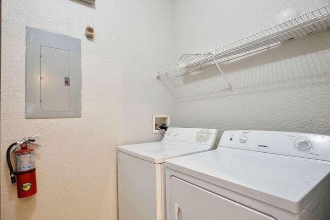Building Photo - Perfect 2/2 Split Floorplan Condo with Washer/Dryer in Lovely Crescent Place at Lake Lotus Condom...