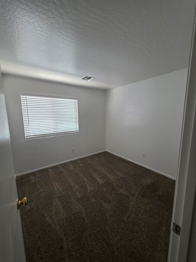 Building Photo - 4 Bedroom 2 Bath- Litchfield Park