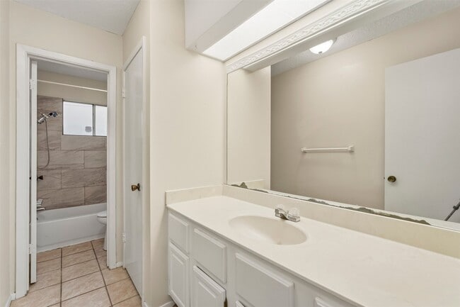Building Photo - 423 Pickford Dr