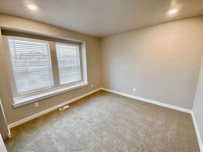 Building Photo - 914 Burwood St SE