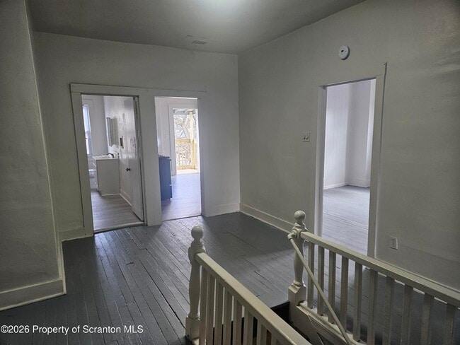 Building Photo - 715 Moosic St