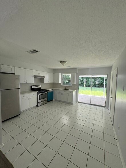 Kitchen - 157 Northwood Dr