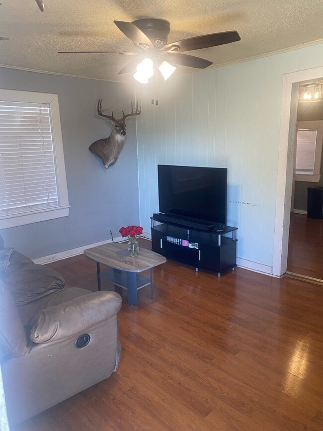 Building Photo - One bedroom home with great backyard!