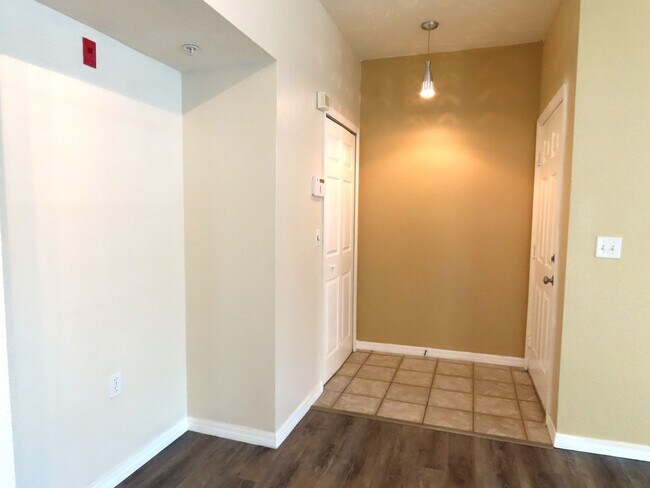 Building Photo - Orlando Park Central Gated Resort Style Co...