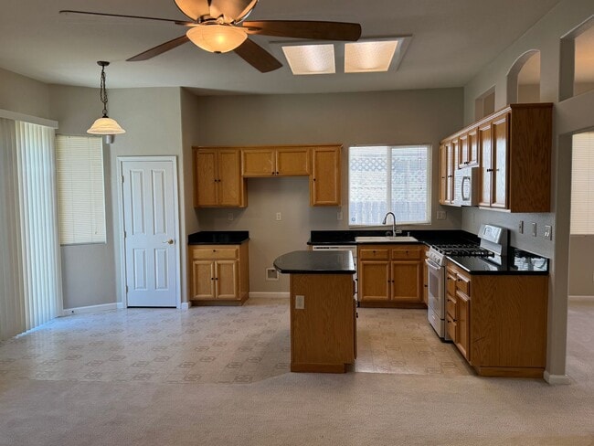 Building Photo - Possible 4th Bedroom