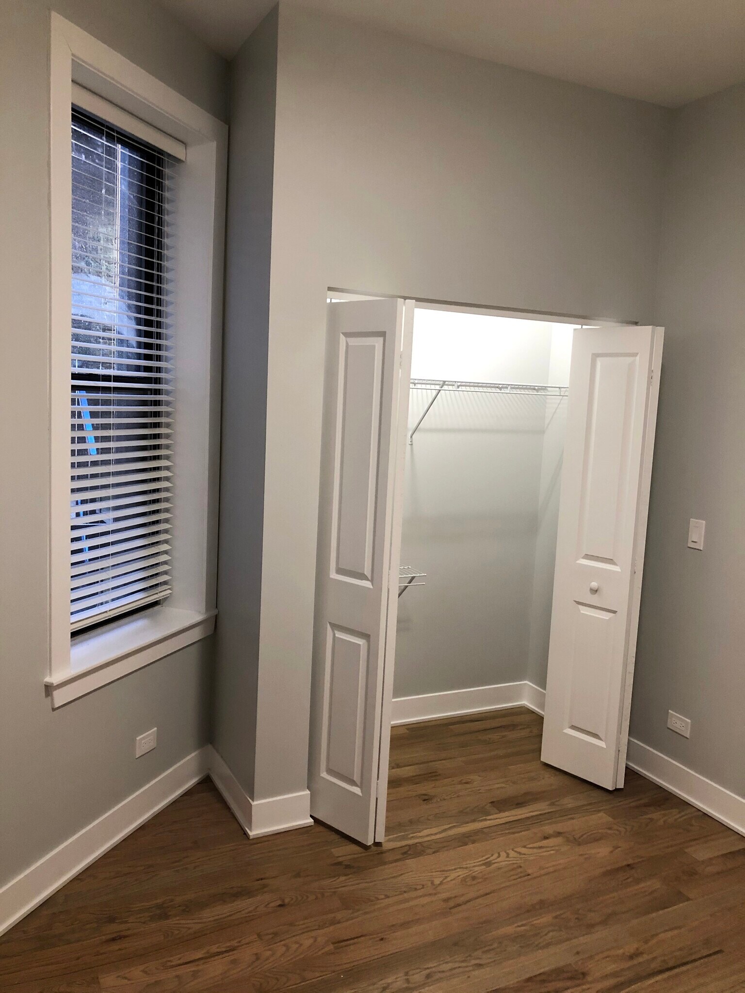 Building Photo - 354 W Dickens Ave