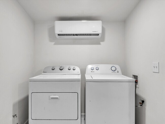 Building Photo - 815 Sandra Dr