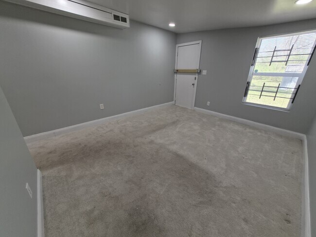 Building Photo - 3922 N Butler Ave