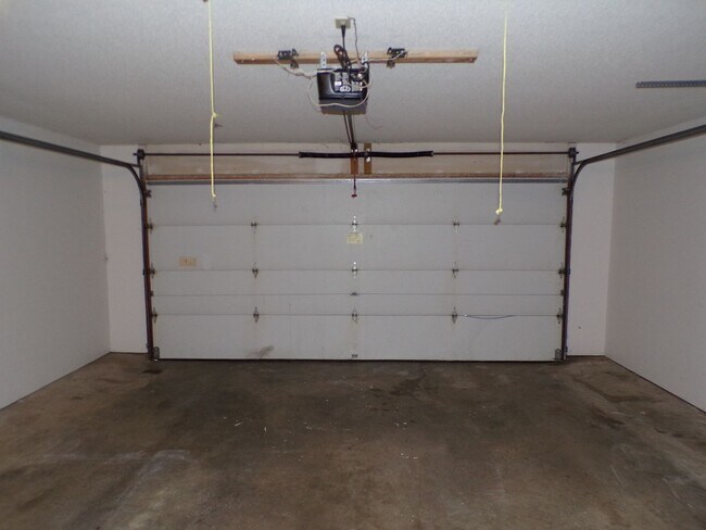 Building Photo - Nice 3 Bedroom 2 Bathroom House In South C...