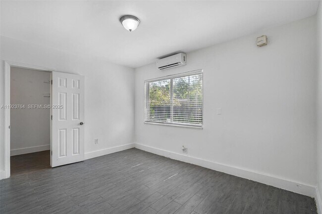 Building Photo - 730 NE 128th St