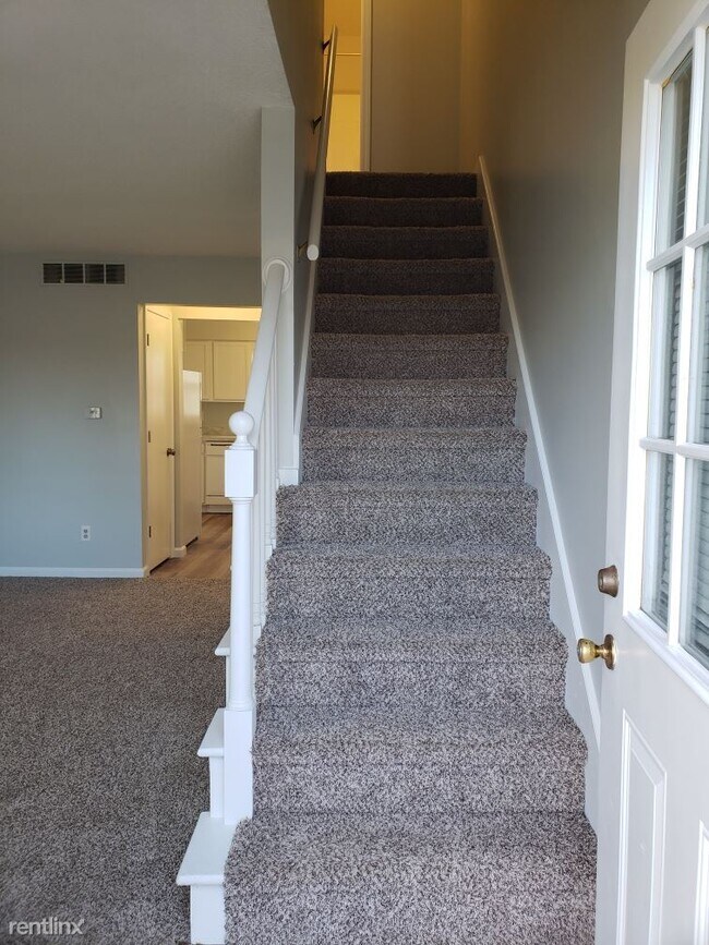 Building Photo - 2 br, 1.5 bath Townhome - 1451 S Center Rd